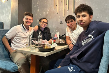 Foto | LA PATRIA Carlos Giraldo, Allyson Trejos, Emmanuel Ruda y Julián Guarín compartieron una cena de amigos en el restaurante Bisontte en Chipre.