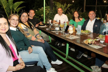 Luz Adriana Arboleda celebró su cumpleaños en el restaurante Cortesana, en compañía de Ángela María Alzate, Carolina Díaz, Uriel Arango, Darley Vargas, Luz Estella Amariles, Jorge Eduardo Velásquez y Francia Elena Montoya.