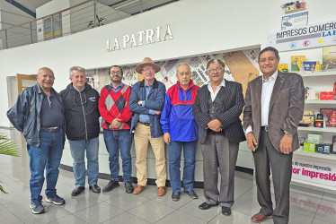 Foto | Freddy Arango | LA PATRIA En la imagen aparecen: Jairo Castro Eusse; Germán Mejía Gallo, director de Aquí Manizales; Fernando Alonso Ramírez, director LA PATRIA; José Fernando Garcés, director del Noticiero Económico Caldas; Fabio Arias Gómez (Ari), caricaturista ; Gildardo Ospina, periodista de Ecocultura; e Iván Darío Goez, de Caldas al Mediodía, de Radio Cóndor.