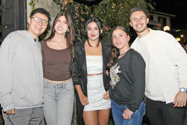 Foto | Argemiro Idárraga | LA PATRIA Sammy Cardona, Mariana Castaño, Zarich Rivera, Santiago Aguirre y Yuly Valencia, en un encuentro de amigos en el restaurante Cortesana.