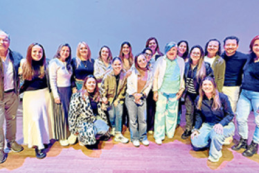 Foto | Lector | LA PATRIA La comunidad Mujeres Con Ideales celebró sus cinco años de trayectoria asistiendo a la charla de la reconocida escritora e historiadora Diana Uribe. Durante el evento, la conferencista presentó su ponencia Grandes empresarios del siglo XX. La actividad se llevó a cabo en el Centro Cultural Teatro Los Fundadores.