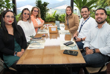 Angie Holguín, Valesca Godoy, Francia Alzate, Nathaly Orrego, Juan José Montoya y Andrés Penagos, compañeros de trabajo de Bellota, compartieron un almuerzo en el restaurante Cortesana.