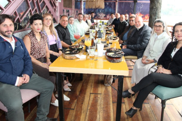 Foto| Argemiro Idárraga | LA PATRIA Julián Aristizábal, Olga Clemencia Vargas, Lina María Céspedes, José Martín Quintero, hermana Luz Dary Flórez Giraldo, Marco Alexánder Camero Buitrago, Sor Luz Patricia Pachón González, Sor Mari Luz Castellanos Ardila, Sor Luz Marina Vargas Gómez, Róbinson Moncada, presbítero Salomón Marín Serna, presbítero Álvaro Arango Ferrer, presbítero Cristian Echeverri Sánchez, presbítero Jesús Alberto Llanos Castaño, presbítero Héctor Adrián Gaviria Chica, Néstor Eliécer Benavides 