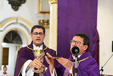 El sacerdote James Clavijo Ortiz en compañía del obispo de la Diócesis de La Dorada–Guaduas, Hency Martínez Vargas.