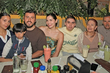 Cumpleaños de Samuel Pineda Villada: Tatiana Serna, Emiliano Pineda, Emmanuel Pineda, Estefanía Pineda, Samuel Pineda, María Clemencia Villada y José Fernando Pineda Osorio.