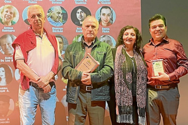 Foto | Henry Giraldo | LA PATRIA Marino Ramírez, hermano del exalcalde, quien también fue alcalde hace 51 años, recibió el reconocimiento (segundo de izquierda a derecha). El exsecretario de Cultura de la época, Héctor Sánchez (último de izquierda a derecha), también fue distinguido con una placa en agradecimiento. Los acompaña el exalcalde Henry Ramírez, quien institucionalizó esta celebración mediante un proyecto presentado al Concejo. Dolly Montes, escritora y una de las organizadoras, hizo entrega de lo