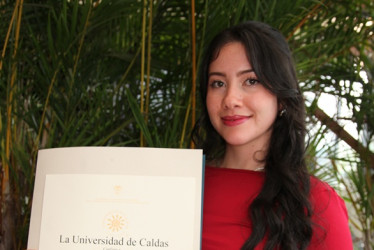 Fotos | Argemiro Idárraga | LA PATRIA Estefanía Noreña Aristizábal obtuvo su título como licenciada en Lenguas Modernas de la Universidad de Caldas.