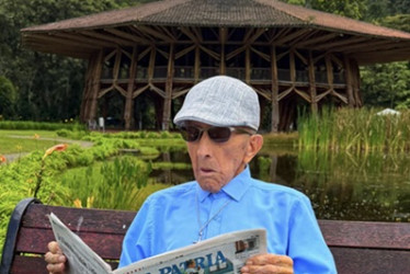 Foto | Cortesía | LA PATRIA José Genaro Muñoz es un fiel lector y suscritor de LA PATRIA desde el 2005. En la imagen aparece leyendo El Periódico de Casa en el Recinto del Pensamiento.