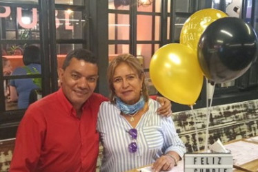 Foto | Rubén Darío López | LA PATRIA En Buffalo Republic de Milán celebraron su cumpleaños por partida doble Humberto Iglesias y Luz Amparo García quienes cumplieron este mes. La pareja estuvo acompañada por amigos y familiares.