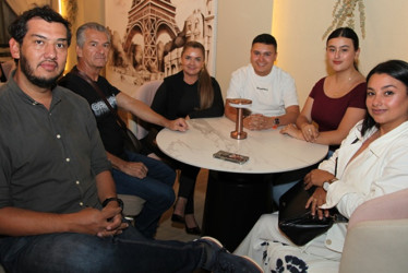 Cristian David Echeverry, Bernardo Echeverry, Beatriz Castro, Juan Sebastián Cardona, María José Echeverry y Gina Paola Sierra.
