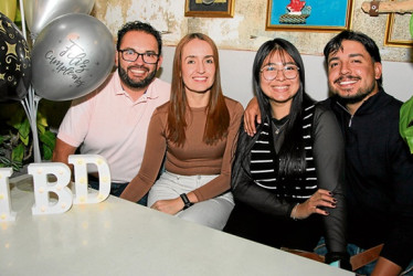 Harry Gallego Herrera (cumpleañero), Johanna Henao López, Daniela Hincapié y Juan Esteban Vélez.