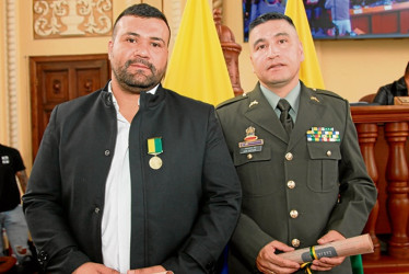 Óliver Alexánder Pescador y el intendente jefe de la Policía Nacional en Caldas Juan Pablo Hurtado Núñez