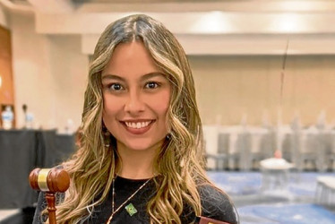 Foto | Cortesía | LA PATRIA  Francesca Fehó, egresada del Colegio Granadino (2021) y estudiante de Estudios Globales y Ciencia Política en la Universidad de los Andes, fue reconocida con el premio Best Delegate en el modelo de Naciones Unidas más prestigioso y competitivo del mundo: Harvard National Model United Nations. Este evento reúne cada año a más de 3.000 delegados de universidades de élite provenientes de 100 países.