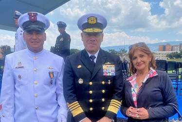 Hernando Casanova Fontal, almirante Juan Ricardo Rozo Obregón y Estrella Marina Fontal.
