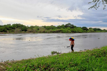 Un bailarín camina sobre la orilla del Canal del Dique durante la celebración del Festival Son de Negros, que se celebró el pasado sábado en Santa Lucía.