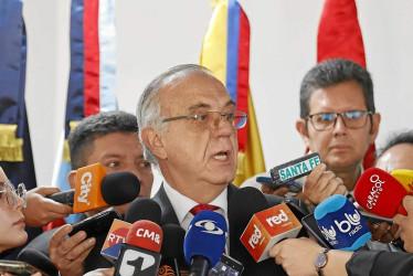 Foto | EFE | LA PATRIA El ministro de Defensa de Colombia, Iván Velásquez, defiende la actuación del viceministro del Interior, Gustavo García, durante protesta en Bogotá.