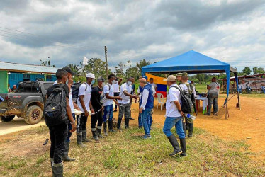 Foto | Defensoría del Pueblo | LA PATRIA  La Segunda Marquetalia, de los dos grandes grupos surgidos de disidencias de las Farc y comandado por alias Iván Márquez, dejó ayer en libertad como gesto ante la "paz total" a 16 personas que había secuestrado durante combates en una zona rural de Nariño. 