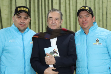 Al declamador y poeta Abelardo Cano Bedoya lo acompañan el alcalde, Jorge Orlando García; y el secretario de Gobierno, Mauricio Quintero.