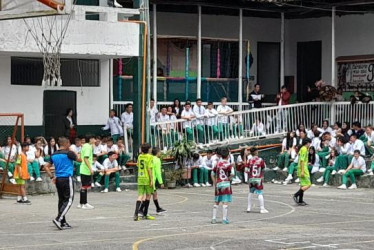 Estudiantes durante una final de los Interclases.