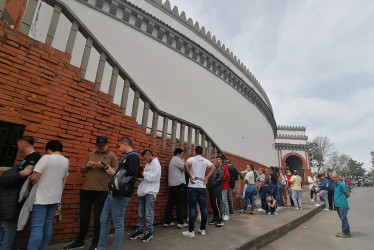 Esta es la fila en las taquillas de la Plaza de Toros de Manizales para las novilladas y la corrida de este fin de semana. 