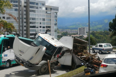 Vehículo de Emas se volcó en la Av. Alberto Mendoza de Manizales