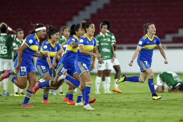 Jugadoras de Boca celebran al ganar la serie de penaltis hoy, en un partido de las semifinales de la Copa Libertadores Femenina entre Deportivo Cali y Boca Juniors en el estadio Rodrigo Paz Delgado en Quito (Ecuador).