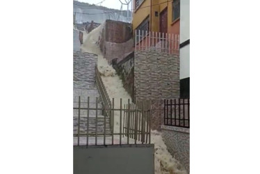 Escalas en el barrio Centenario de Manizales se vuelven río con los aguaceros