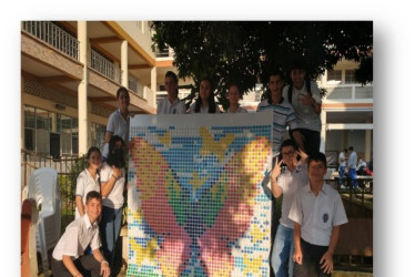 Estudiantes de décimo del Colegio Santa Teresita, de Chinchiná, con un mural terminado.