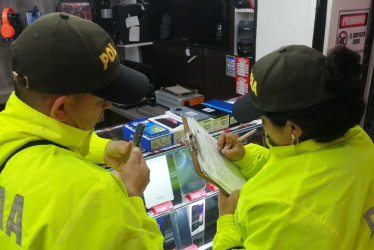 Policía incauta 21 celulares en locales comerciales del centro de Manizales
