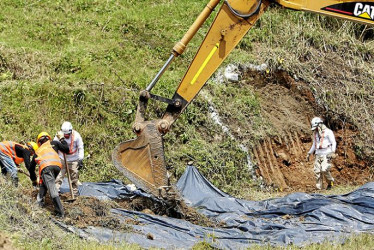 Fotos | EFE | LA PATRIA  Según antropólogos forenses de la UBPD, en la intervención en La Escombrera excavarán seis áreas, trabajos que tardarán aproximadamente un año y en los que removerán unos 40.000 metros cúbicos de tierra y escombros.