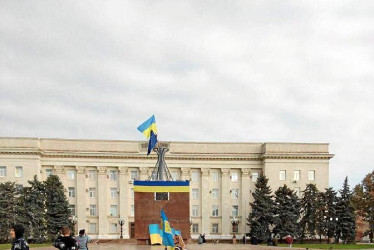 Foto | @nachomdeo | LA PATRIA En la ciudad de Jersón ya ondea la bandera ucraniana.