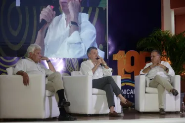 El premio Nobel de Paz y expresidente de Colombia Juan Manuel Santos (c); el expresidente del Gobierno español Felipe González (i) y el presidente del Congreso colombiano, Roy Barreras, en su participación en el coloquio "6 años de la firma del Acuerdo de Paz", en la Universidad de Cartagena.