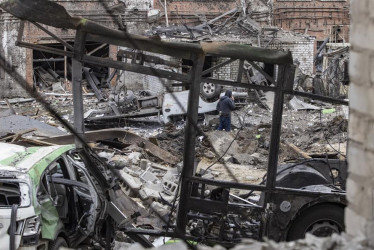Un hombre camina entre los escombros después del reciente bombardeo en una de las fábricas en Kharkiv, Ucrania, el 3 de noviembre de 2022 en medio de la invasión militar de Rusia.
