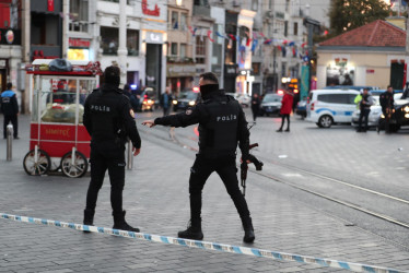 Agentes de la policía turca tratan de mantener el orden tras la explosión de un artefacto en una calle del centro de Estambul. 