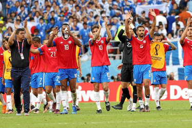 Los jugadores de Costa Rica saludan a sus fanáticos, después de ganarle a Japón 1-0.