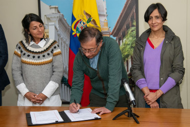 El presidente de Colombia, Gustavo Petro (c), junto a la ministra de Minas y Energía, Irene Vélez (i), y a la ministra de Ambiente y Desarrollo Sostenible, Susana Muhamad, mientras firma el Acuerdo de Escazú en Bogotá.