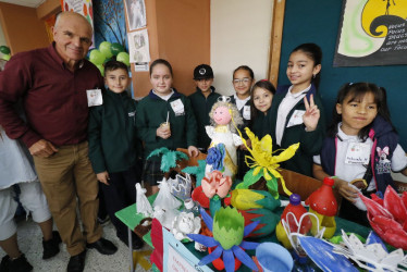 Estudiantes de primaria les apostaron a artículos amigables con el medio ambiente.