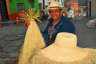 Jorge Albeiro Franco trabaja recogiendo cogollos de iraca desde hace 30 años. Ayer llegó con un bulto para vender a las tejedoras.