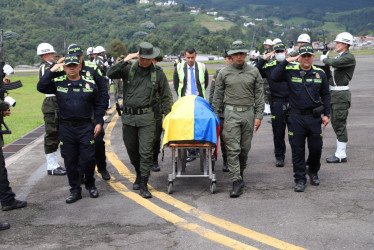 El cuerpo del patrullero fue recibido con honores en el aeropuerto La Nubia de Manizales, para luego ser trasladado a Chinchiná.