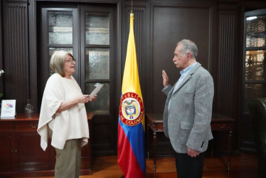 La ministra de Agricultura, Cecilia López, tomó juramento del nuevo viceministro de Desarrollo Rural, Darío Fajardo.