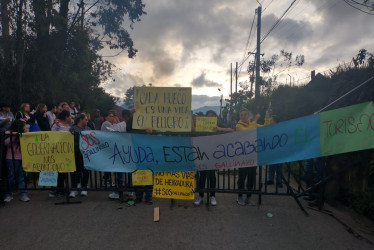 Con pancartas y arengas se dio cita la comunidad desde las 5 de la mañana a 500 metros de la estación de busetas del barrio La Enea, para solicitar arreglos en la vía.