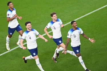 Marcus Rashford (d) de Inglaterra celebra al marcar el gol de apertura durante el partido de fútbol del Grupo B de la Copa Mundial de la FIFA 2022 entre Gales e Inglaterra en el estadio Ahmad bin Ali en Doha, Catar.