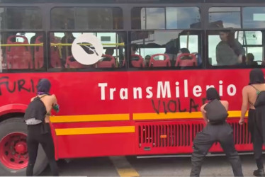 Protestan en Bogotá tras abuso de una menor en estación de Transmilenio