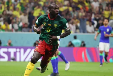 Vincent Aboubaker de Camerún celebra marcar el gol 1-0 durante el partido de fútbol del grupo G de la Copa Mundial de la FIFA 2022 entre Camerún y Brasil en el Estadio Lusail en Lusail, Qatar