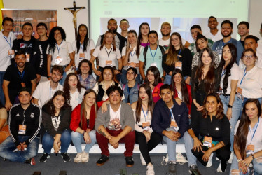 Estudiantes y docentes durante el lanzamiento del medio universitario digital Azul Naranja.