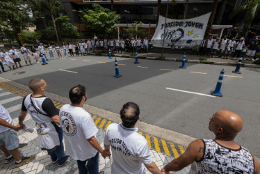 Los hinchas de Santos estuvieron presentes en la vigilia de ayer a las afueras del hospital donde está recluido el exfutbolista. 