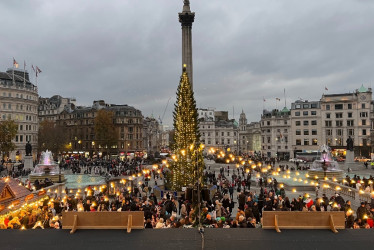 Un árbol de Navidad ilumina el centro de Trafalgar Square en frente de la National Gallery y en medio de un mercado de invierno.