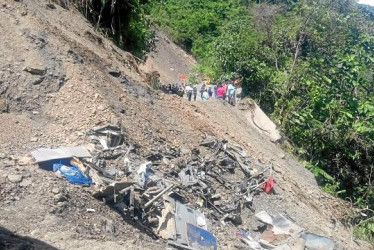 Las latas del bus en el que viajaban 37 personas.