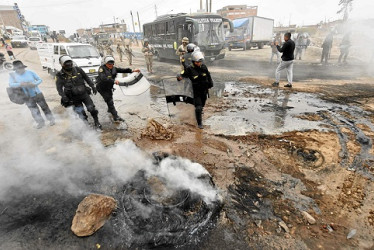 Policías peruanos desbloquean calles en Arequipa (Perú).