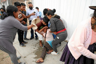 Familiares esperan información sobre sus seres queridos en las afueras del hospital regional de Ayacucho, ciudad donde se registraron ocho muertos y 26 heridos. 